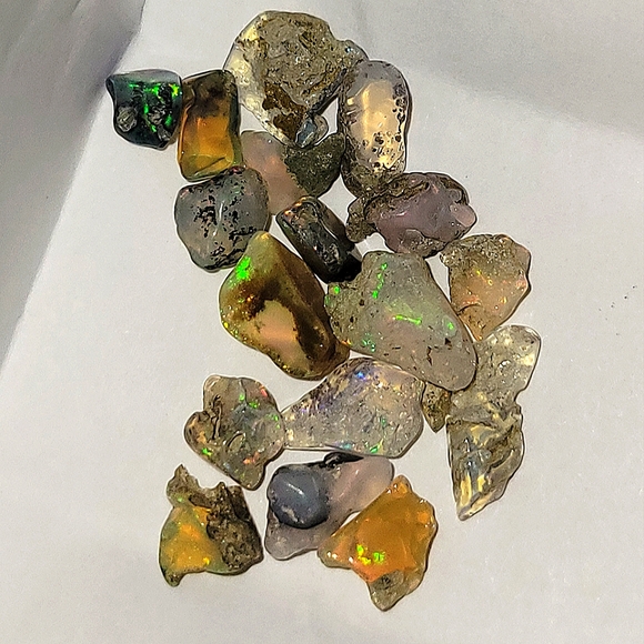 17pcs. ETHIOPIAN BLACK/BLUE ETHIOPIAN OPAL NATURAL ROUGH POLISHED CRYSTAL BUNDLE - Picture 3 of 4